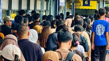 शुक्रवार की सुबह तक लगभग 52 हजार यात्री रेलवे के आने वाले बैकवर्ड स्टेशन पर पहुंचे