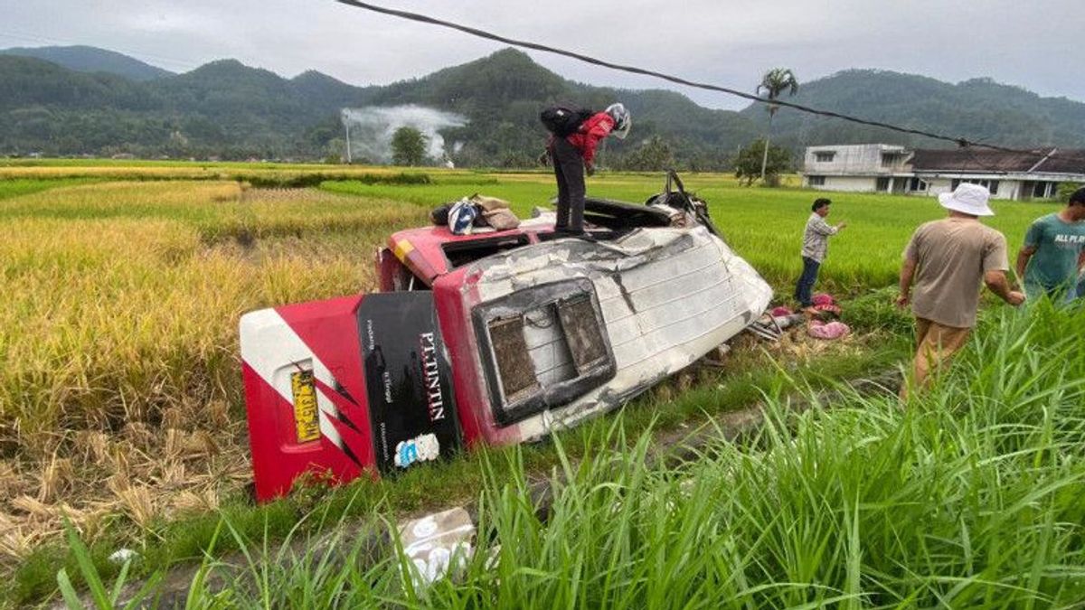 إصابة 8 أشخاص ومقتل 1 في حادث طحن حافلة صغيرة إلى حقل الأرز على طريق تقاطع Bukittinggi-Payakumbuh