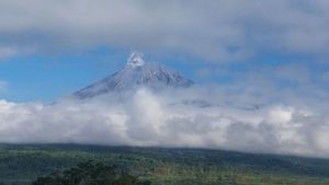Gunung Semeru Terus Menerus Erupsi dengan Lontarkan Abu Vulkanik