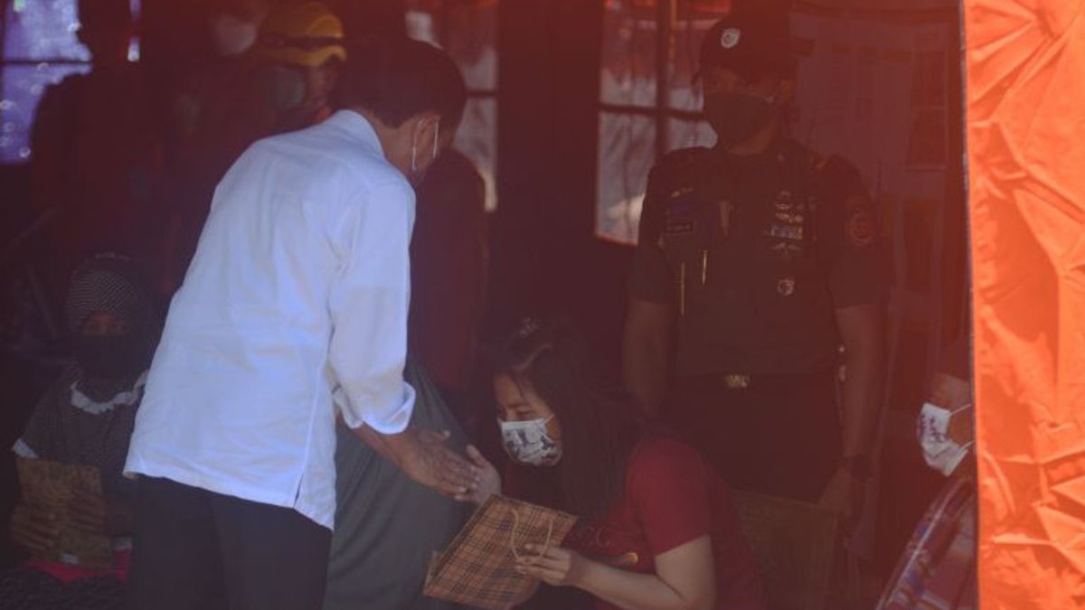 除了分发即食大米和Sembako外，Jokowi还向因Semeru撞击而死亡的受害者家属提供了赔偿。