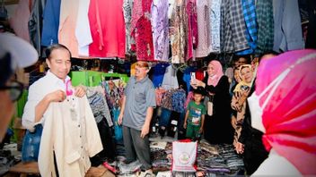 Jokowi Belanja Baju Koko, Prabowo Beli Peci di Pasar Kebumen