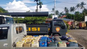 Having No Legal Documents, The Driver And 800 Liters Of Land Oil Are Secured By The Tidore Islands Police