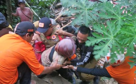 Tim SAR Gabungan Selamatkan Korban Tertimbun Longsor Sukabumi