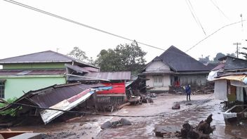 هوتاما كاريا يوزع 200 مليون روبية إندونيسية على ضحايا الفيضانات في غرب سومطرة