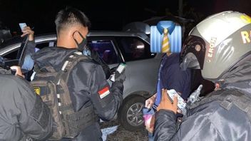 2 Pria Gay Ketahuan Polisi Bermesraan dalam Mobil di Tengah Kegelapan Stadion Palangka Raya
