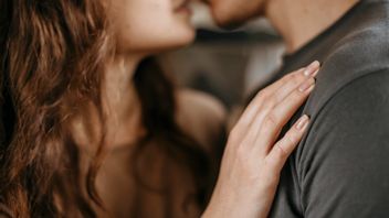 5 Lip Kissing Techniques That Make Couples More Passionate