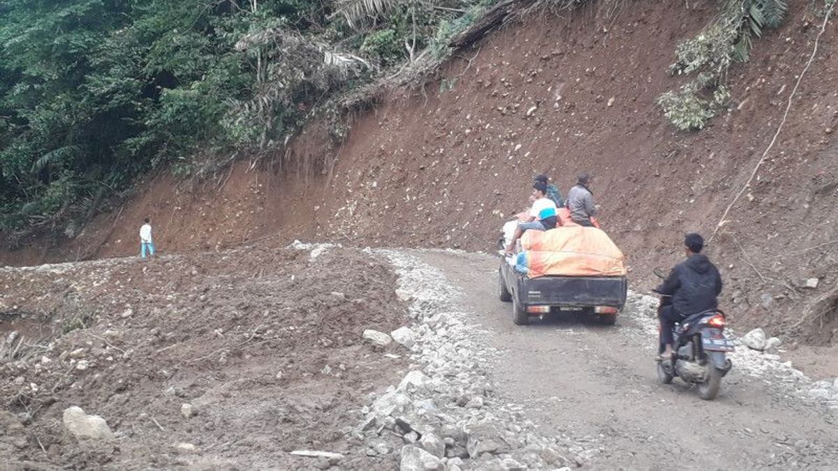 Had Broken The Total Impact Of Subsequent Landslides, The Simpang Empat-Talu In West Pasaman Can Now Be Passed By Vehicles