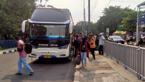 Ribuan Penumpang Bus dari Luar Jakarta Tiba di Terminal Kampung Rambutan