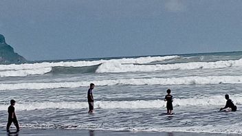 BMKG rappelle aux gens d’être vigilants aux hautes vagues lorsqu’ils tombent sur les rives de la plage