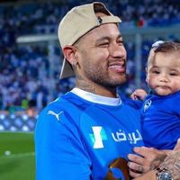 Gendong Putrinya, Neymar Turun ke Lapangan Ikut Perayaan Hilal Juara Liga Arab
