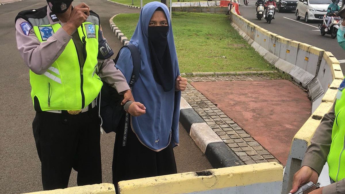 Wanita Bercadar Todong Pistol Paspampres di Depan Istana Negara   
