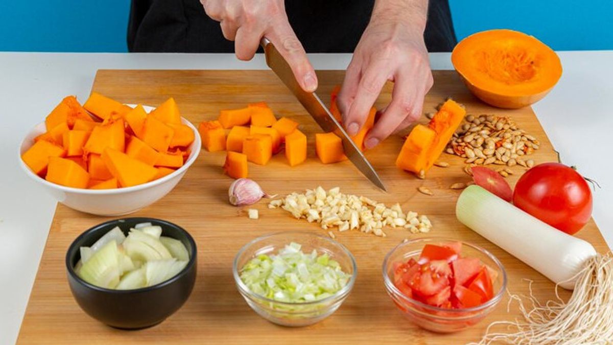 Suka Memasak di Rumah? Kenali 11 Teknik Memotong Bahan Makanan Berikut Ini