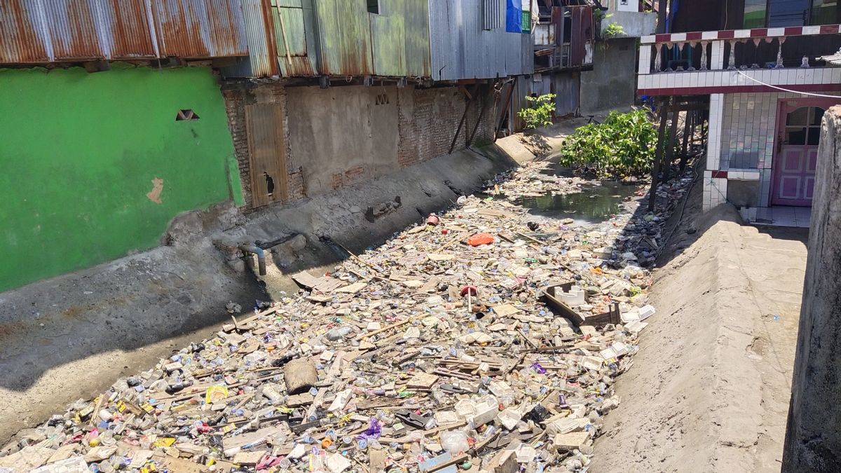 Sampah Menumpuk di Kanal Barukang Utara Makassar, Bagaimana Pemkot?