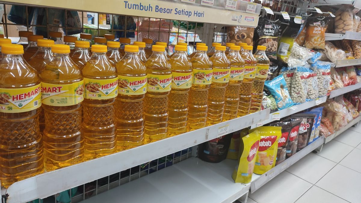 Cooking Oil Stocks At Minimarkets In Surabaya Started To Increase Since HET Was Revoked