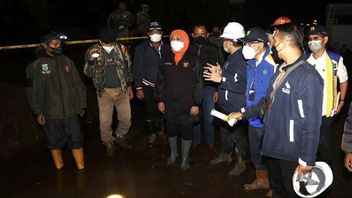 Governor Khofifah Grieving Residents Who Died Due To Flash Floods In Batu City
