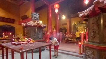 يبدأ الزوار في معبد كوان تاي مياو بانغكالبينانغ