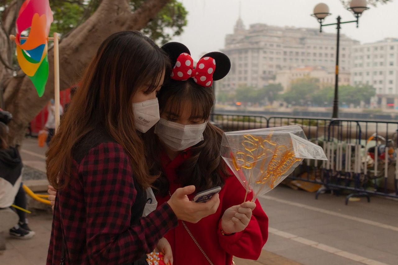 住民は中国のゼロコロナルールの緩和を歓迎するが、伝染も心配している