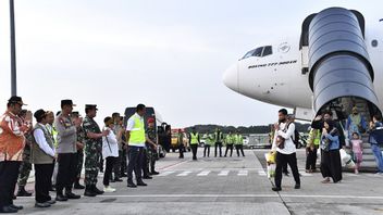 スーダンから避難した385人のインドネシア国民がソエッタ空港に到着し、それぞれの地域に戻る前にポンドック・ゲデ・ハッジ寮に直行