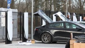 Tesla Kenalkan Jaringan Supercharging V4 di Prancis, Apa Kelebihannya?