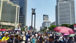 Stung By The Sun, Thousands Of Enthusiastic People Watch Prabowo's Speech From Videotron At The HI Roundabout