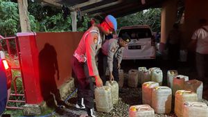 La police des Moluques s’est emparée de 1 400 litres de fonds lors de l’opération du volcan Salawaku