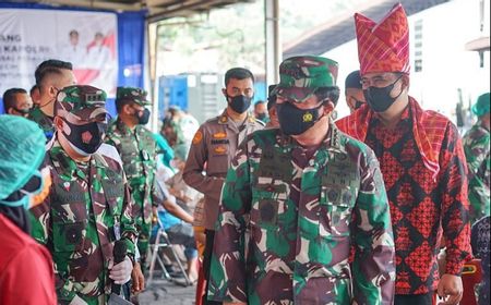 Bobby Nasution Dampingi Panglima TNI-Kapolri Tinjau Vaksinasi di Pasar Lau Cih Medan, Bagikan Sembako ke Kuli Panggul