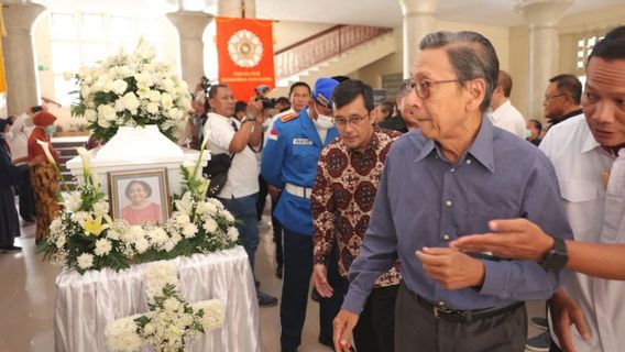 Beri Penghormatan Terakhir untuk Sri Adiningsih di UGM, Boediono: Kami Berbelasungkawa