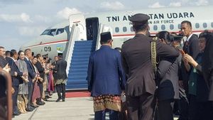 Women 'Immun Paspamres' Crying After Jokowi Returns To Solo