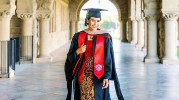 Congratulations! Maudy Ayunda Graduated With Two Master's Degrees At Once