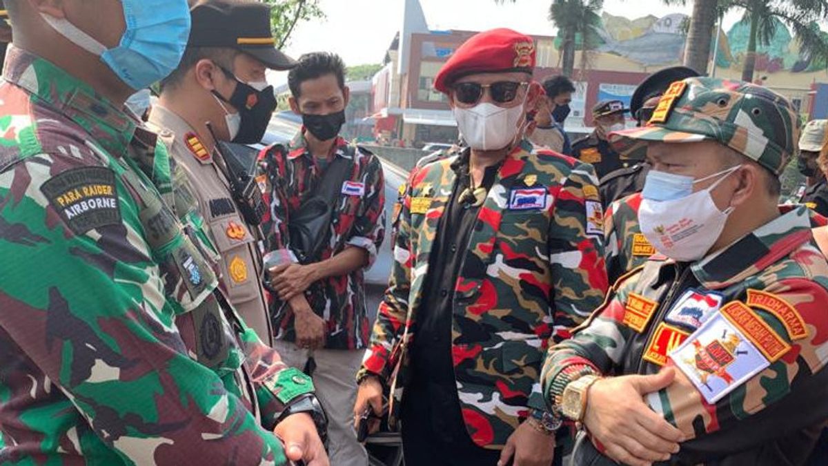 Police And TNI Disband Ormas That Fly The Red And White Flag At PIK