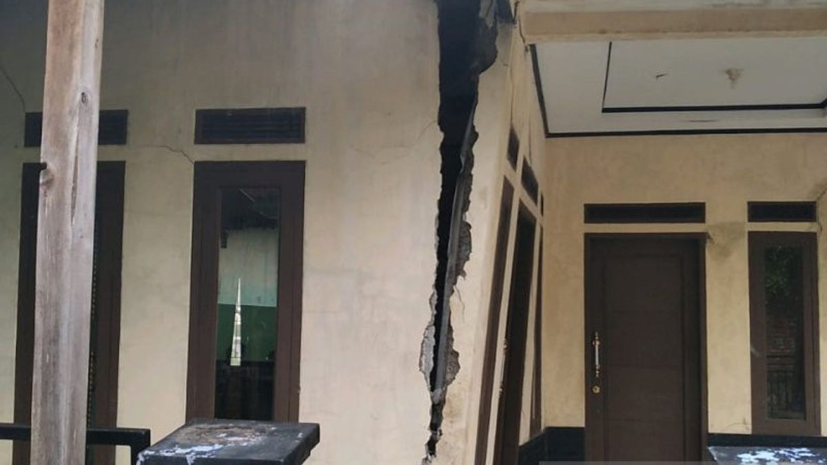 تضرر 18 منزلاً في غاروت بشدة بسبب حركة التربة
