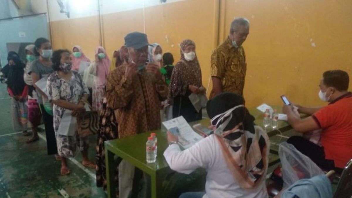 Dinsos Surabaya怀疑有人使用食品援助，居民被要求报告