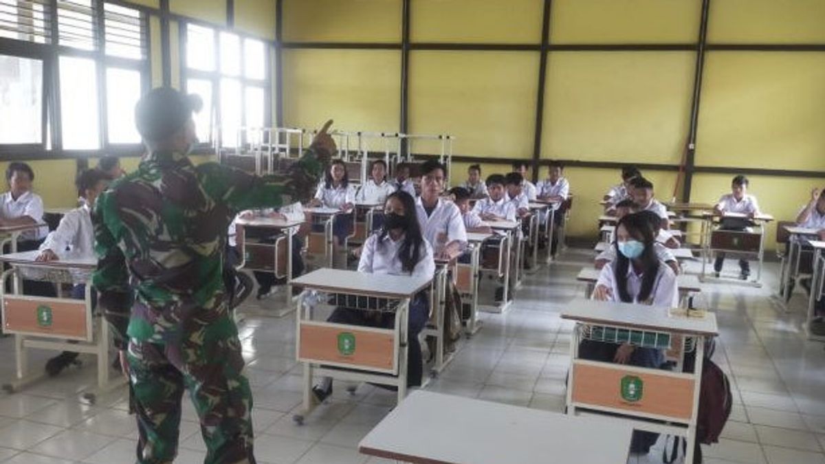 Parce Que Les Soldats De TNI à La Frontière Doivent Pouvoir Devenir Professeurs D’anglais