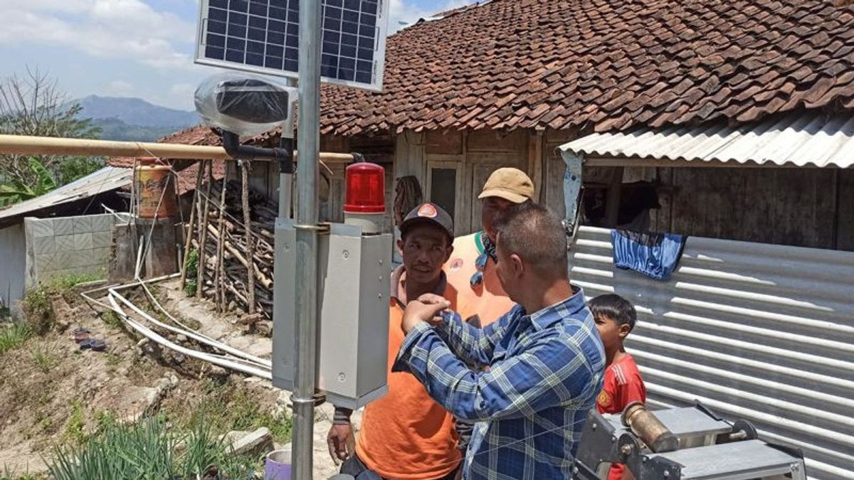 Entering The Transition Of The Season To Rain, Banjarnegara BPBD Installs Landslide Early Detection Devices In Prone Areas