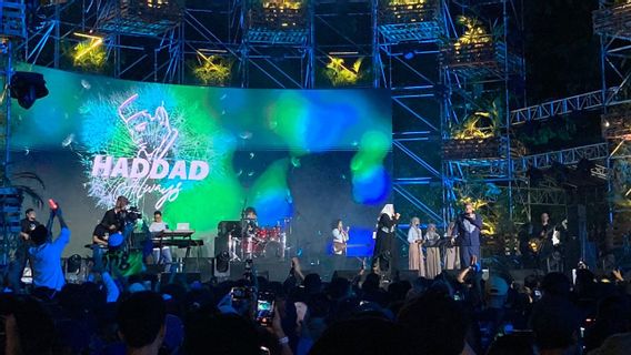 Sortez en train de regarder quand Haddad Alwi et écrit en panneau en synchronise festival 2024