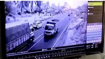 Police Investigate Video Of Speeding Ambulance Hitting Car, Result To Nothing