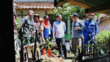 وذكر باي ماشمودين الحكومة المحلية في جاوة الغربية بأنه لا مفر من إصدار تصاريح بناء