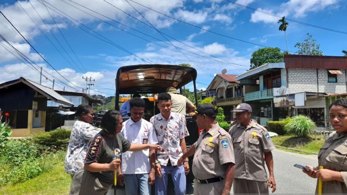 Not Going To School, Dozens Of Students In Manokwari Are Fun Playing Billiard Non-Group In Pondok, Arrested By Civil Service Police Unit