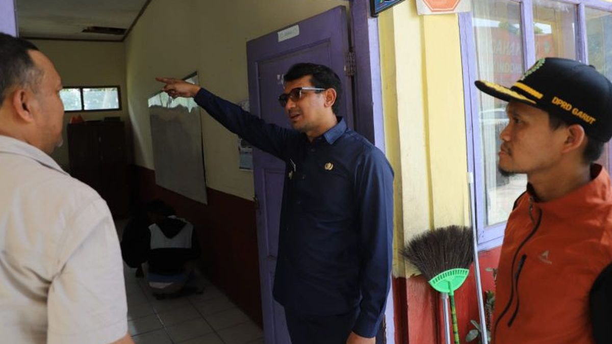 Receiving Different Information On The Amount Of The School's Damaged Room, The Deputy Governor Of Garut Went Straight To The Field