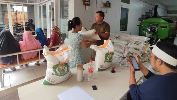 西爪哇在2024年完成大米粮食援助第一阶段