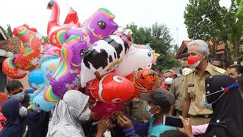 Rejeki Bu Wiwid, Keliling Jualan Balon Ketemu Ganjar Pranowo yang Borong Habis