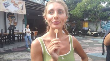 ジャガット・マヤを揺るがし、ボニー・ブルーはロンドンで赤白旗を虐待したとされる