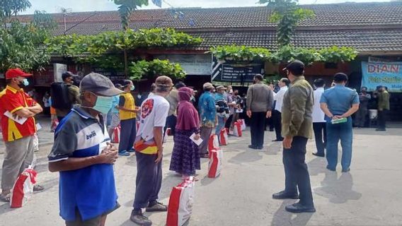 Di Pasar Gemolong Sragen Jokowi Bagi-bagi BLT Rp1,2 Juta dan Sembako, Pedagang: Saya Senang Bisa Ketemu Langsung