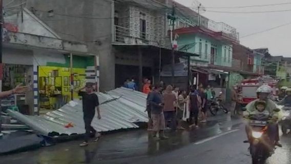 竜巻がマランボンガルットの住民の家屋に被害を与えた