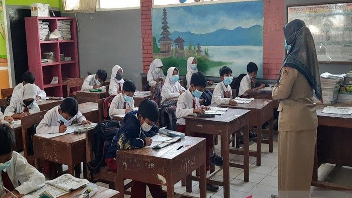 Air Quality in Pekanbaru Deteriorates, Schools Require Students to Wear Masks
