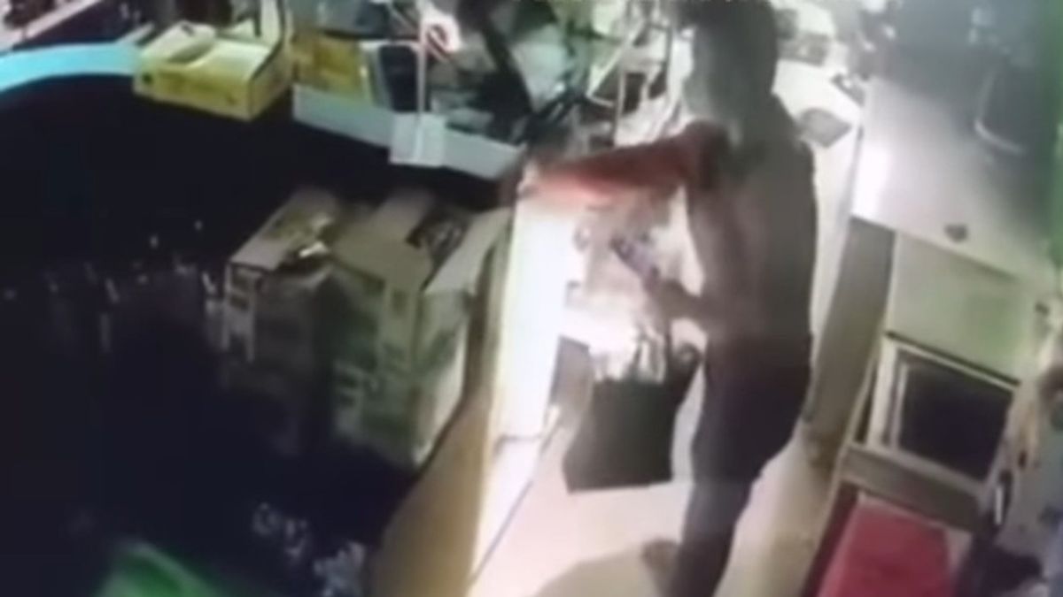 Police Investigate Minimarket Break-In At Pesanggrahan South Jakarta