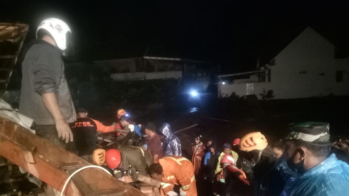 فيضان فلاش في مدينة باتو، توفي اثنان من السكان