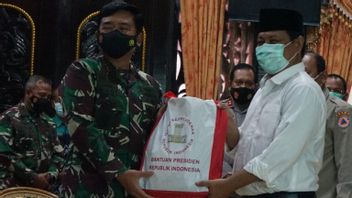 TNI司令官、カルセル洪水犠牲者にジョコウィ大統領の支援を配布