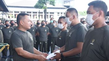Distribute Eid Gifts, Army Chief Of Staff Dudung: Hopefully Helping Soldiers