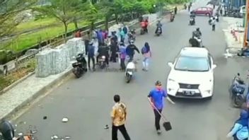 Penjaringan Jakut的摩托车小偷在被居民踢倒后不动